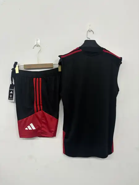 Man united vest black training suits — 2026/27
